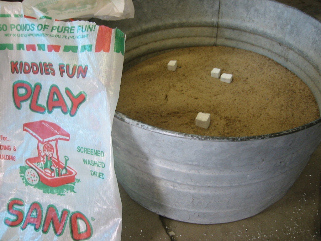 (6) Sand covers the parts with the vents and spures exposed.