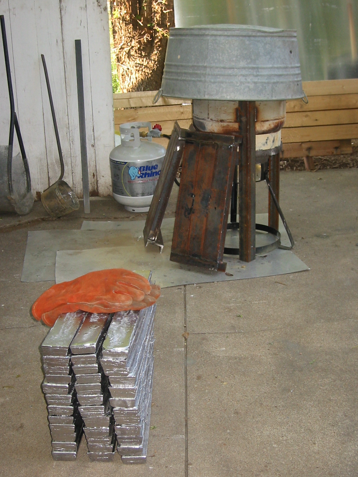 Wash tub lid for the pot, and molds heating up.