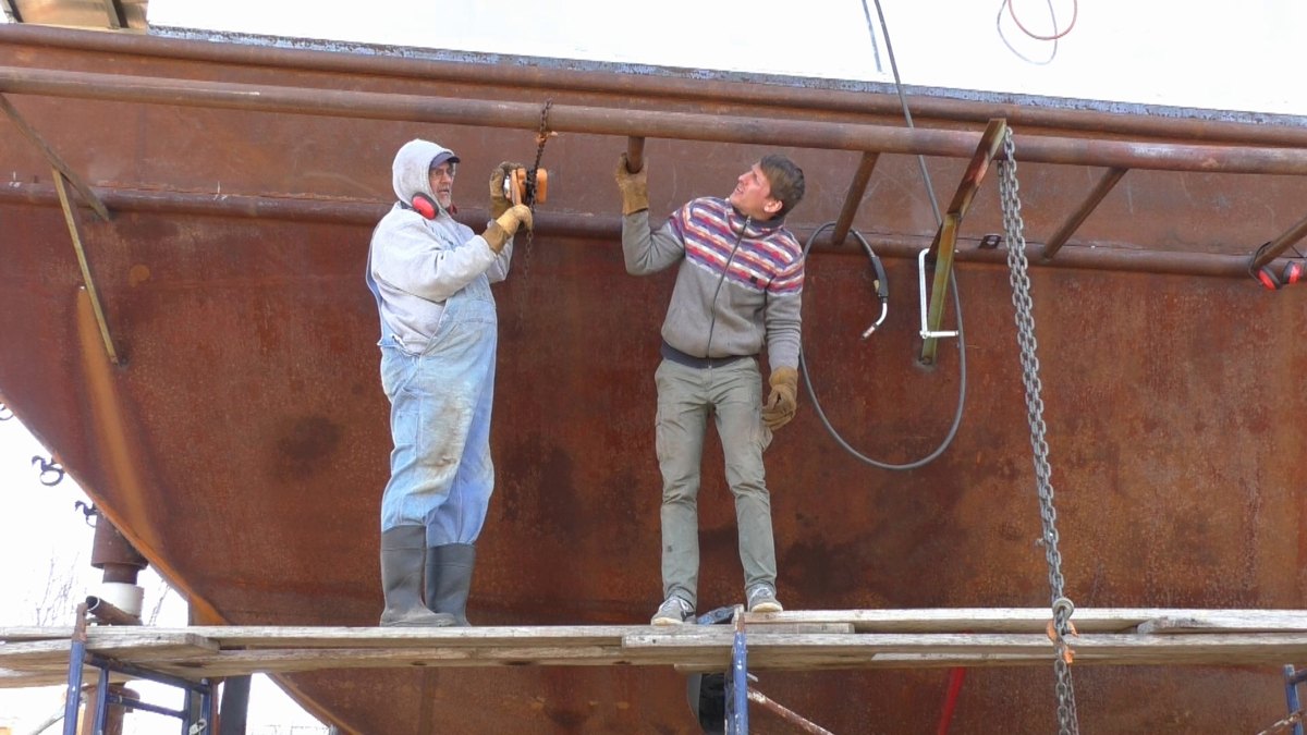 People of Seeker — 160219 Chinese Junk Sailboat - Catwalks and Keels and Engine