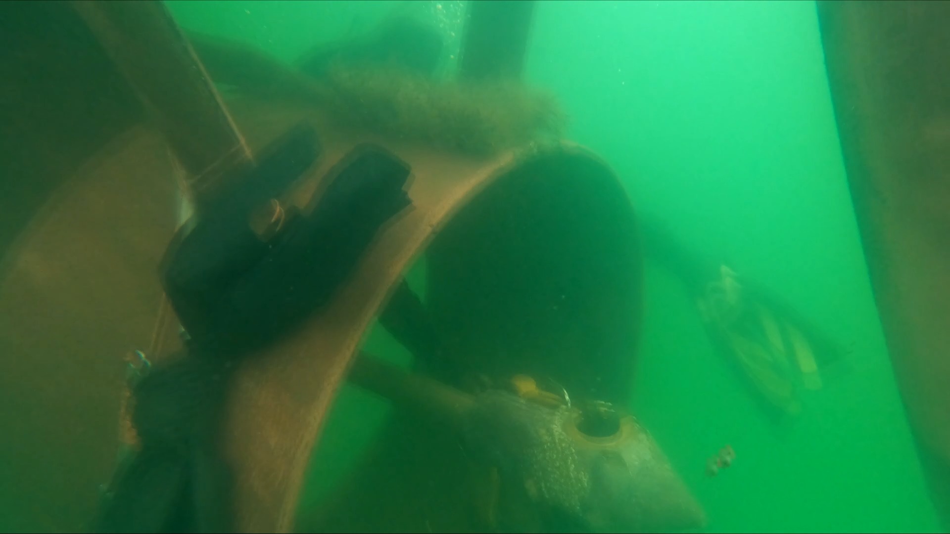 230513 Pulling the Prop Shaft and Cutless Bearing in the Water